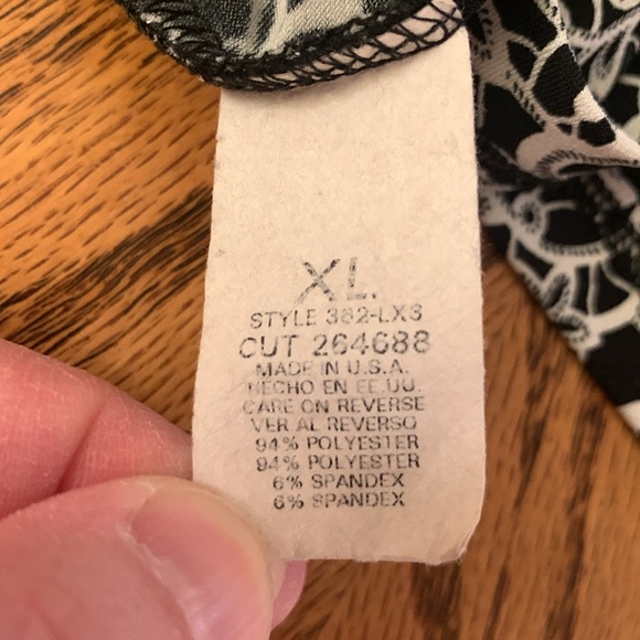 Modest Briggs New York 3/4 sleeve black and white flower shirt - Picture 8 of 10